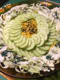 Salade iceberg,carottes jaunes,concombre et spiruline