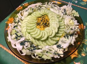 Une photo de Salade iceberg,carottes jaunes,concombre et spiruline