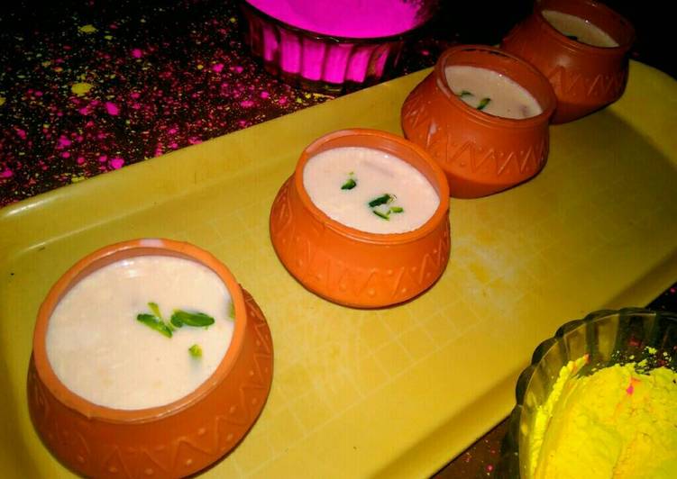 Steps to Make Super Quick Homemade Butterscotch Thandai