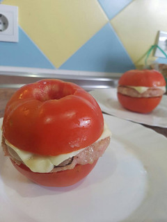 Una foto de Hamburguesa de tomate con pollo
