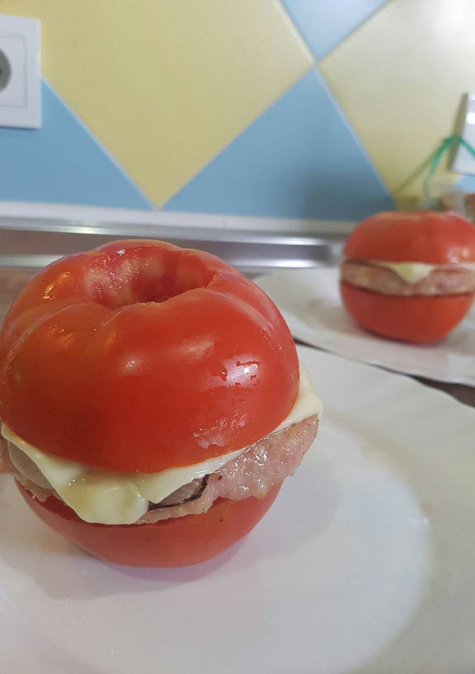 Una foto de Hamburguesa de tomate con pollo