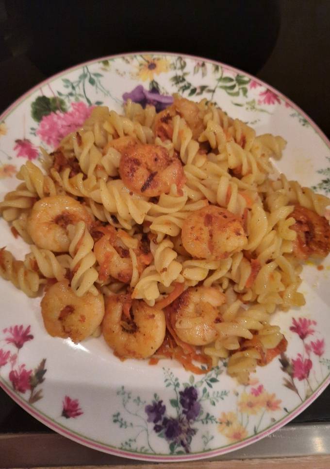 Паста с креветками и овощами