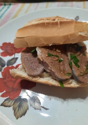 Una foto de Lengua en sandwichitos a la provenzal