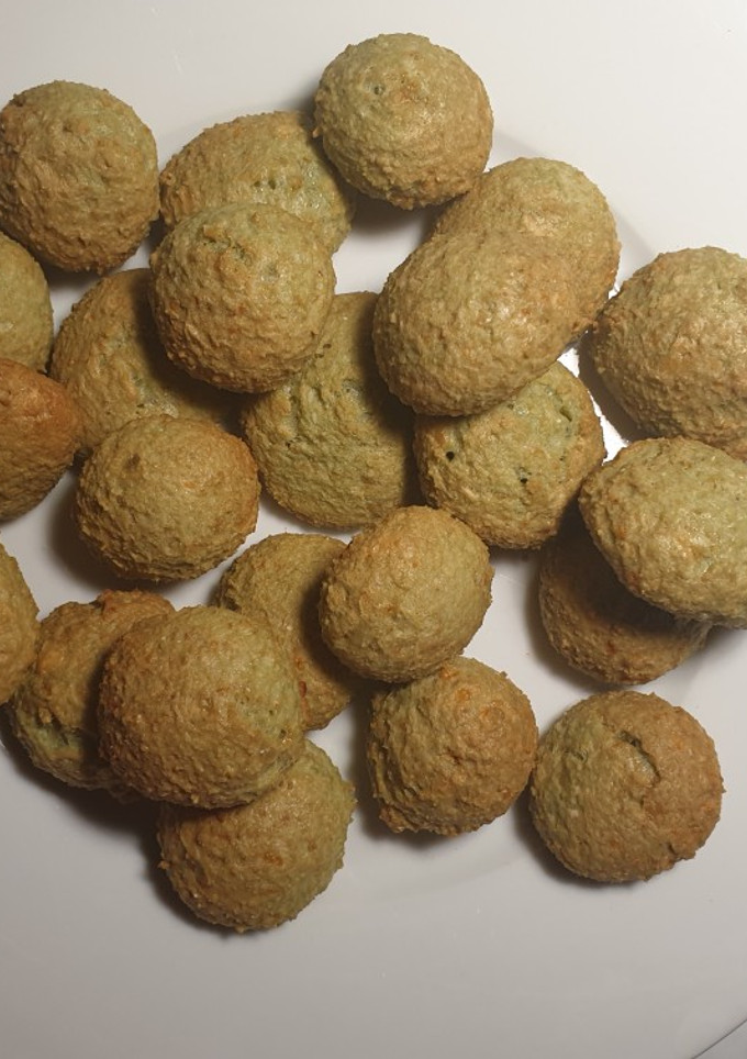 Una foto de Galletas keto parmesano y espirulina