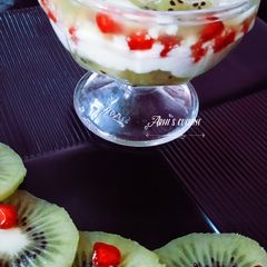 A picture of Kiwi pomegranate milk pudding.