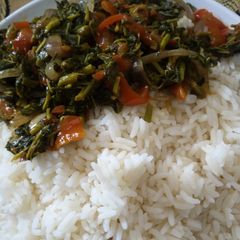 A picture of White rice with Spinach sauce.
