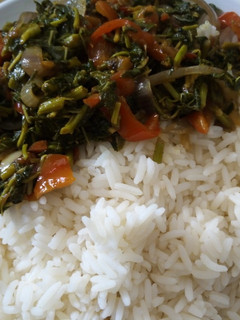 A picture of White rice with Spinach sauce.