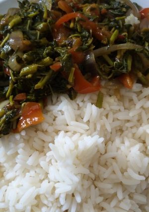A picture of White rice with Spinach sauce.