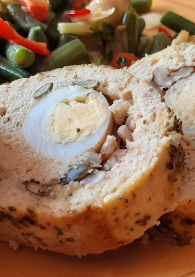 Una foto de Roast Beef de pollo con huevos de codorniz y frutos secos