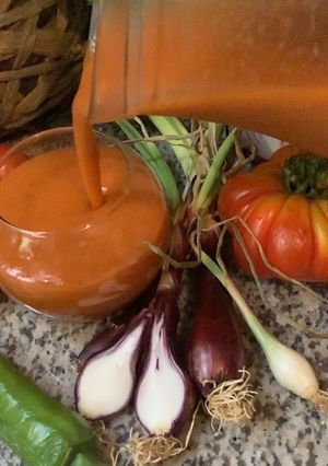 Une photo de Gaspacho fraîcheur d’été 🍓🥑🧅🫑🧄🌶🍯
