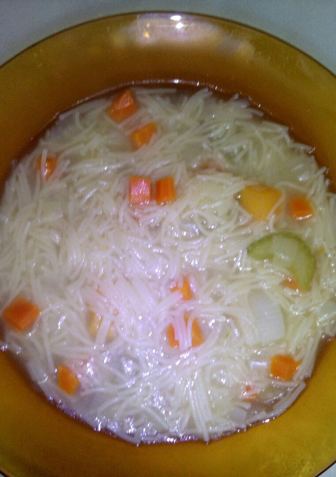 Una foto de Sopa de verduras con fideos