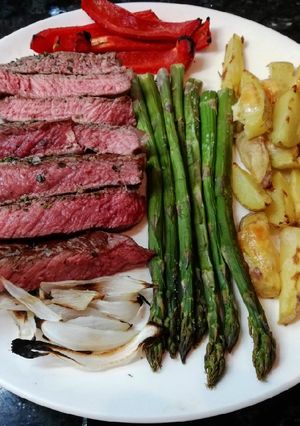 Una foto de Entrecot jugoso! con verduras, receta saludable!