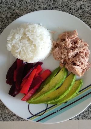Una foto de Arroz 🍚, vegetales y atún