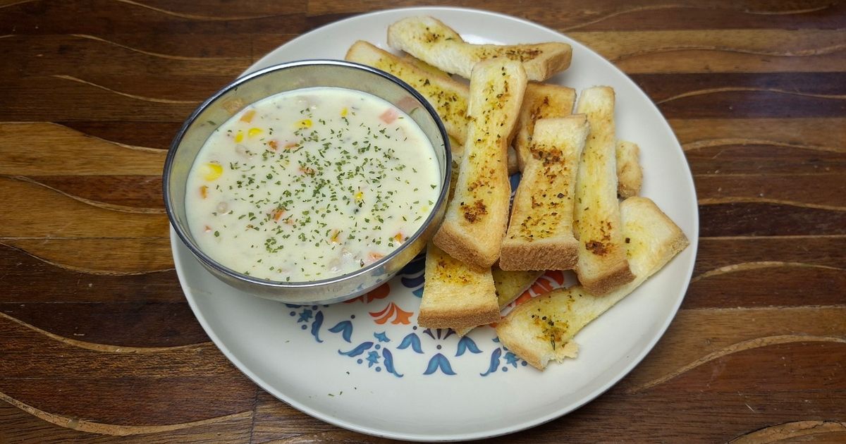 Cream Soup with Garlic Bread