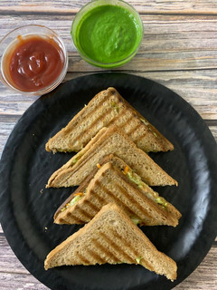 વેજ. મેયો ગ્રીલ સેન્ડવીચ (Veg Mayo Grill Sandwich Recipe In Gujarati) રેસીપી મુખ્ય ફોટો