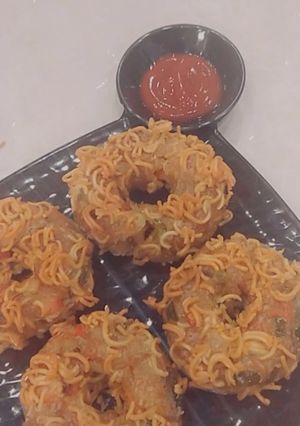 मैगी डोनट (maggi donut recipe in Hindi) रेसिपी मुख्य फोटो