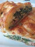 Strudel de espinacas, bacon, huevo, piñones con mozzarella