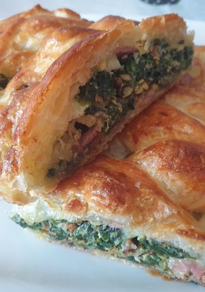 Foto principal de Strudel de espinacas, bacon, huevo, piñones con mozzarella