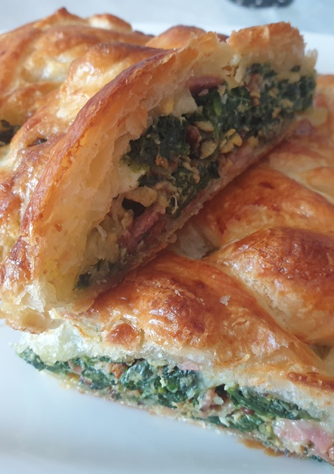 Una foto de Strudel de espinacas, bacon, huevo, piñones con mozzarella