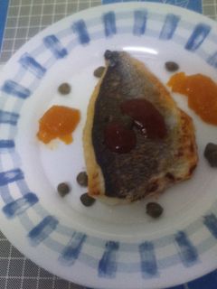 Una foto de Dorada a la plancha con reducción de mango y alcaparras