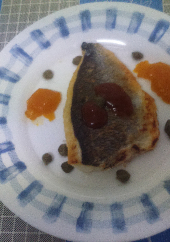 Una foto de Dorada a la plancha con reducción de mango y alcaparras
