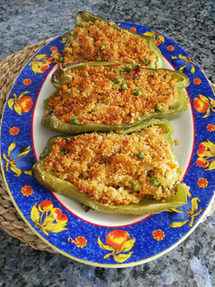 Una foto de Pimientos verdes rellenos de quinoa y verduras