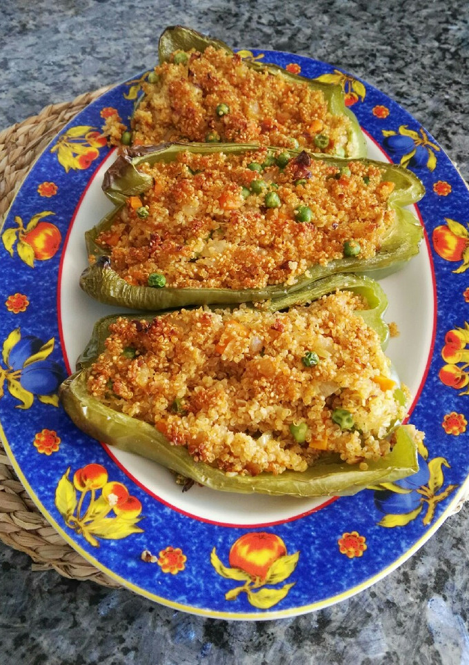 Una foto de Pimientos verdes rellenos de quinoa y verduras