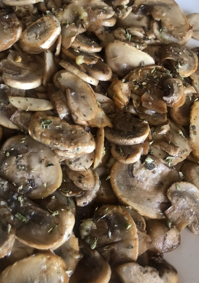 Una foto de Champiñones al ajillo con un toque de orégano, para tapear