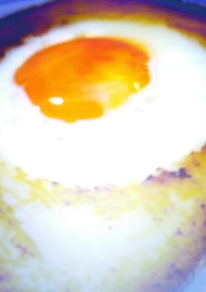 Una foto de Pan con huevo encima