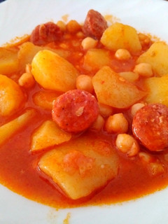 Una foto de Patatas a la Riojana, con garbanzos
