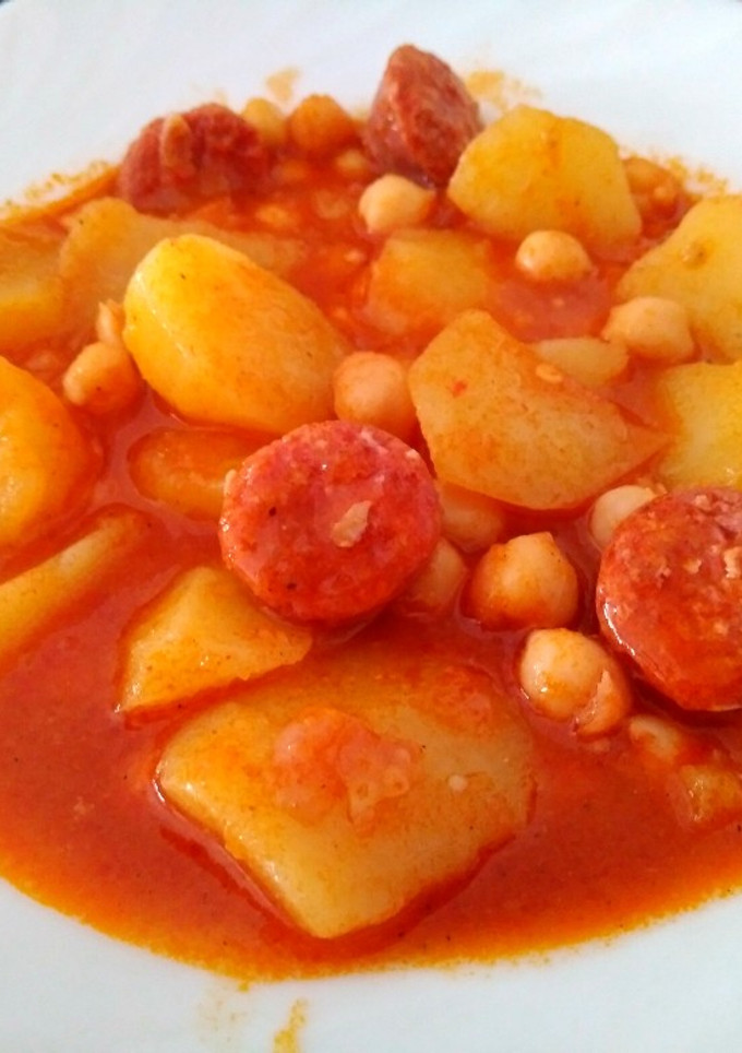 Una foto de Patatas a la Riojana, con garbanzos