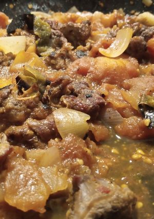 صورة لوصفة لحمة مشوية مع بصل وبندورة