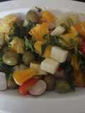 Ensalada de rábanos, naranja y queso en aceite