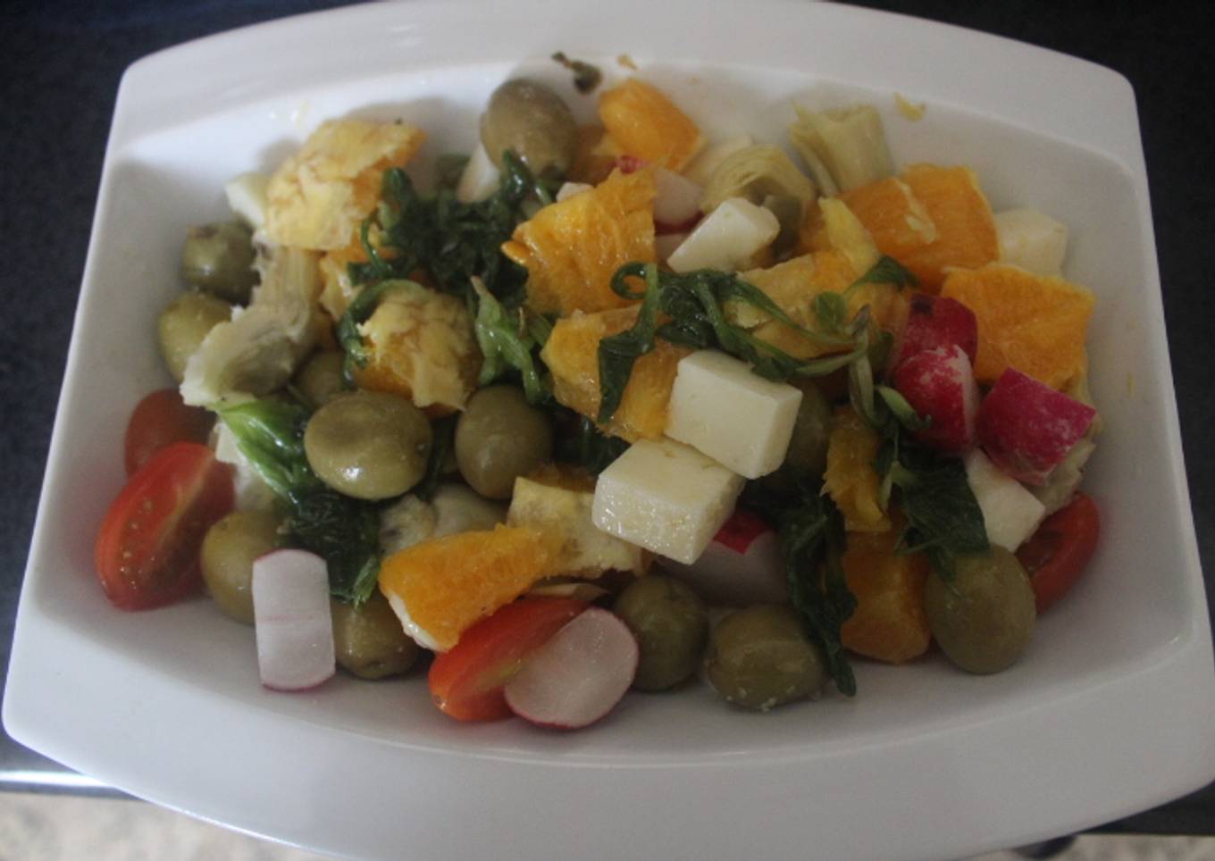 Ensalada de rábanos, naranja y queso en aceite
