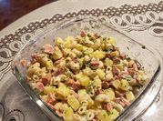Una foto de ensalada con salami