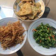 รูปของ Menu hari Senin (Tempe Mendoan, Jamur Enoki Goreng, Tumis Kecipir Wortel)