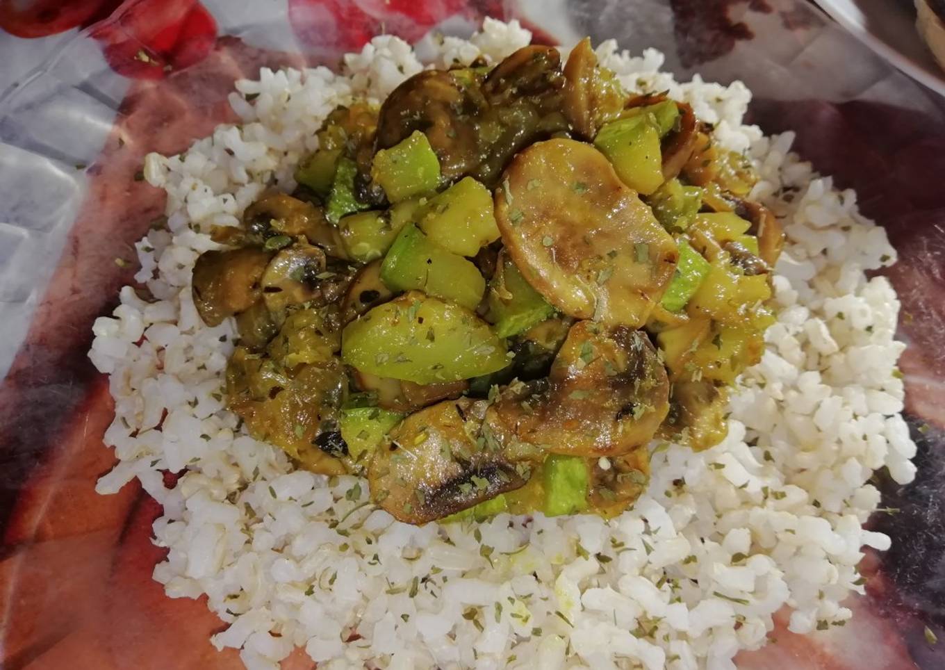 Arroz integral con salteado de champiñones y calabacín