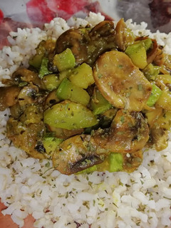 Una foto de Arroz integral con salteado de champiñones y calabacín