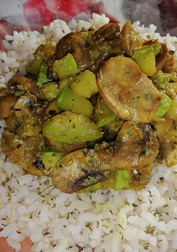 Una foto de Arroz integral con salteado de champiñones y calabacín