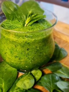 Фото Смузи из шпината с яблоком и овощами.