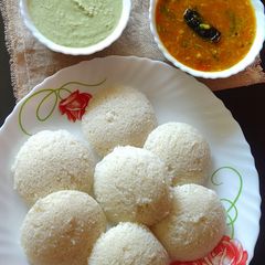 A picture of Idli Sambhar with Coconut Chutney.