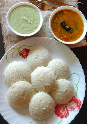 A picture of Idli Sambhar with Coconut Chutney.