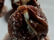 Una foto de bolitas de canela