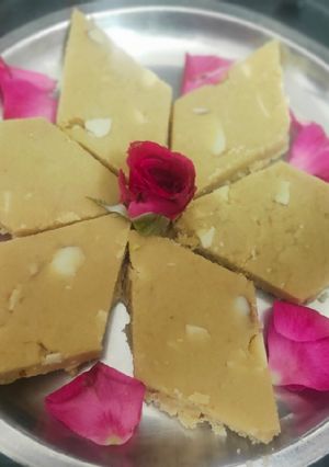સુખડી (shukdi recipe in Gujarati) રેસીપી મુખ્ય ફોટો
