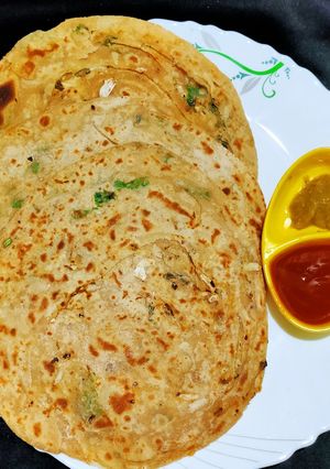 A picture of Garlic Lachha Paratha.