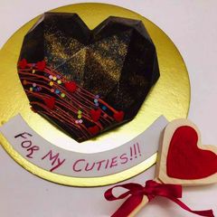 A picture of Pinata chocolate cake.