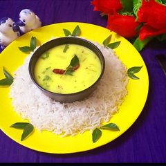 A picture of Spring onion garlic kadhi chaval.