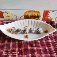 A picture of Dates coconut laddu.