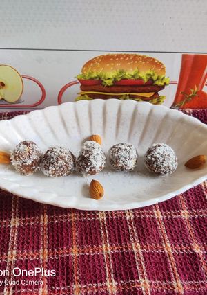 A picture of Dates coconut laddu.