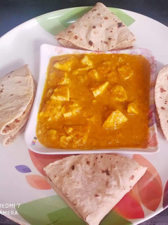 A picture of Matar paneer.